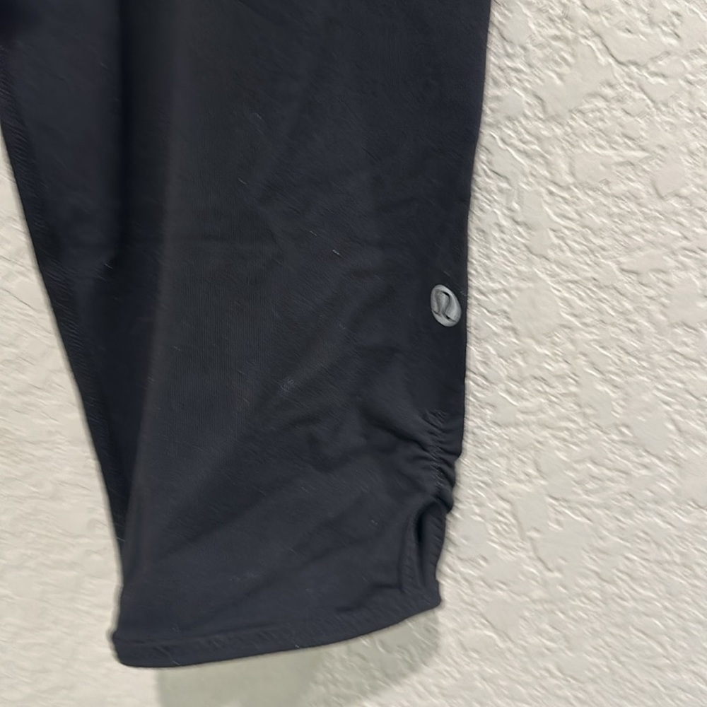 Lululemon 3/4 short size 6 - Picture 5 of 11